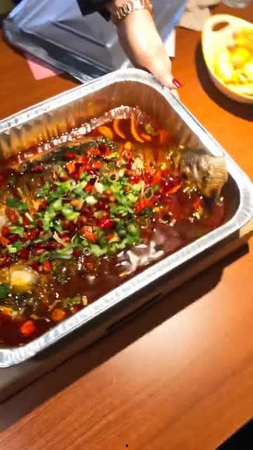 外卖爆料烤鱼怎么做的视频,烤鱼制作全过程大公开